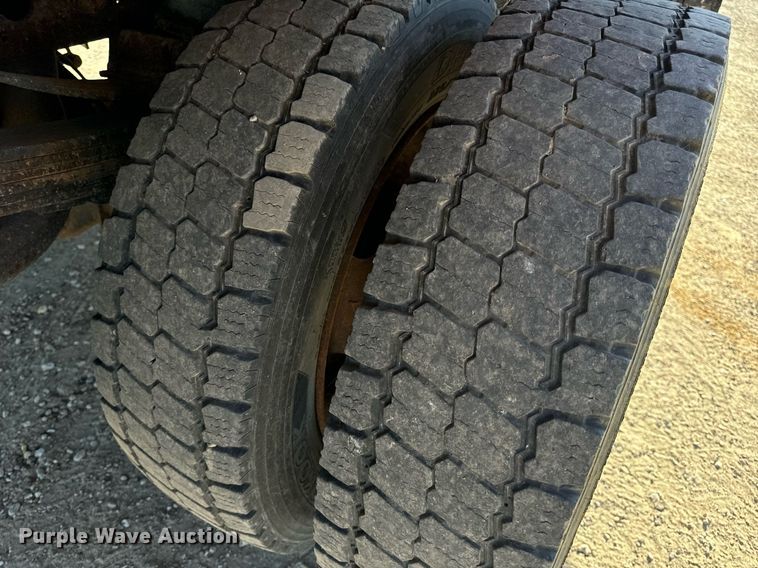 image for item EH7117 2006 Ford F550 Super Duty XL flatbed truck