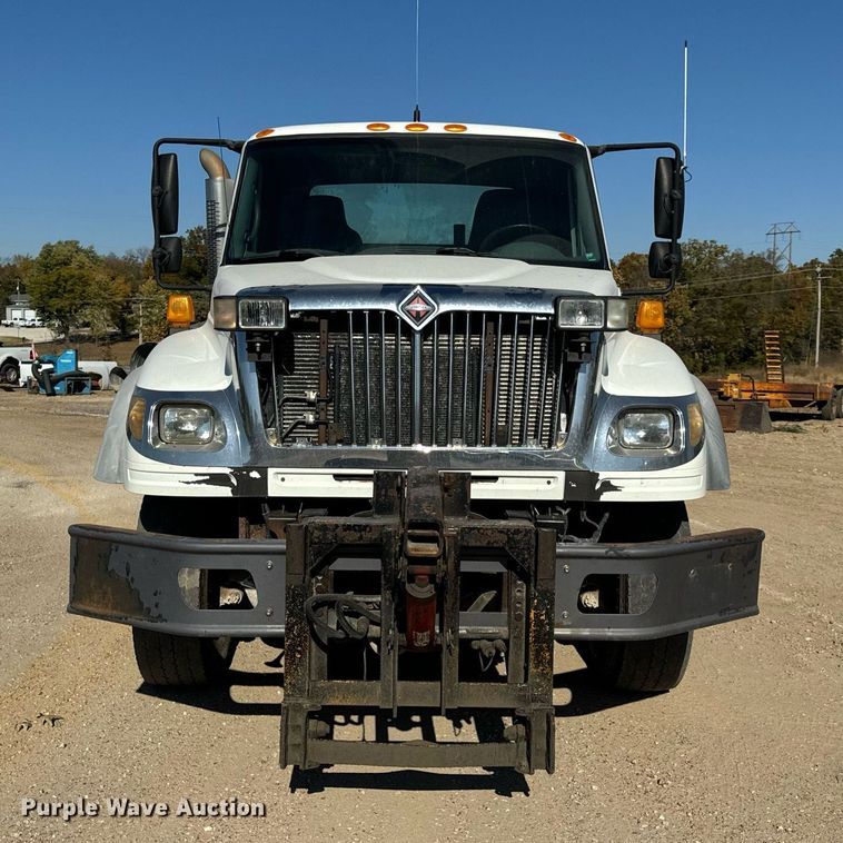 image for item EH7123 2006 International 7600 truck cab and chassis