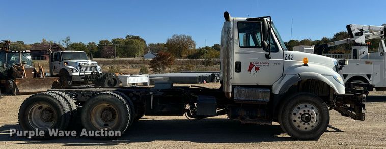 image for item EH7123 2006 International 7600 truck cab and chassis