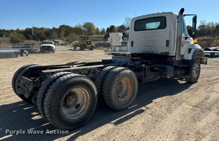 image for item EH7123 2006 International 7600 truck cab and chassis