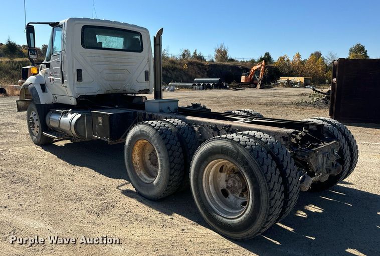 image for item EH7123 2006 International 7600 truck cab and chassis