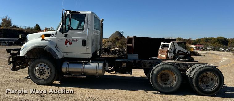 image for item EH7123 2006 International 7600 truck cab and chassis