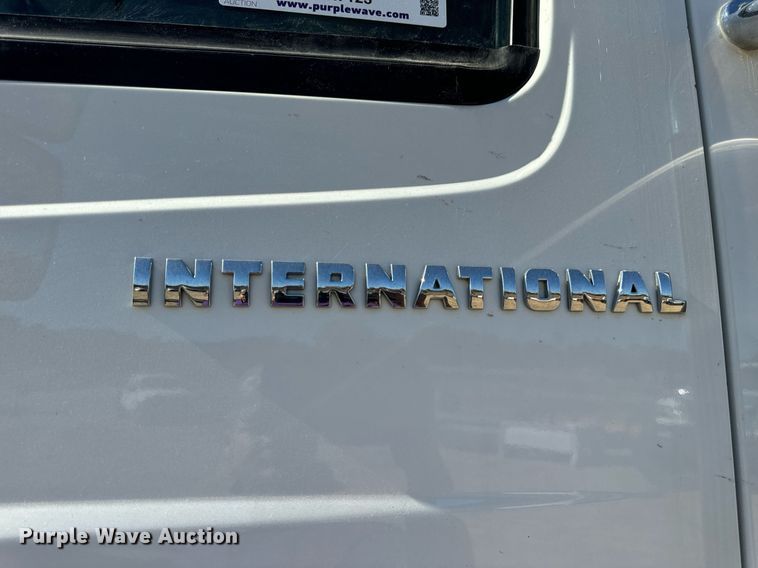 image for item EH7123 2006 International 7600 truck cab and chassis