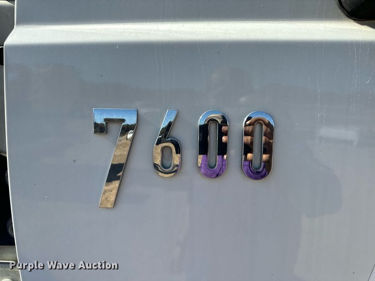 image for item EH7123 2006 International 7600 truck cab and chassis