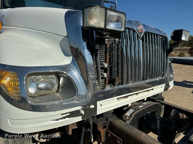 image for item EH7123 2006 International 7600 truck cab and chassis