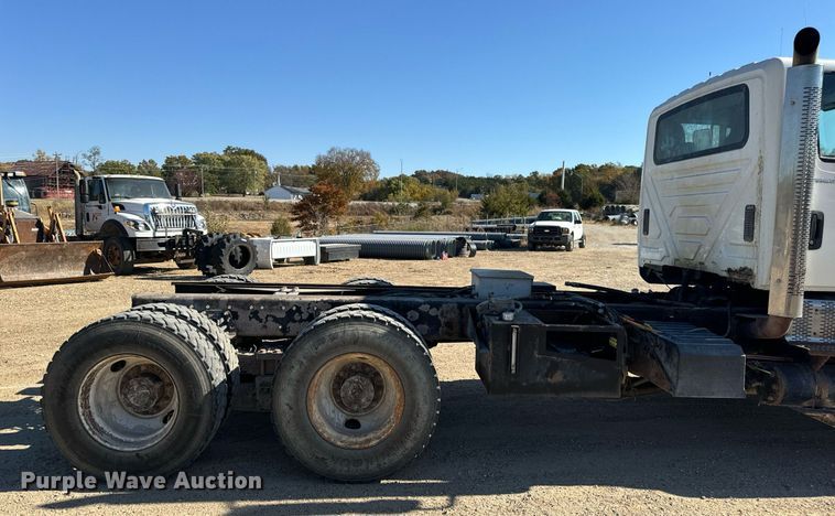 image for item EH7123 2006 International 7600 truck cab and chassis