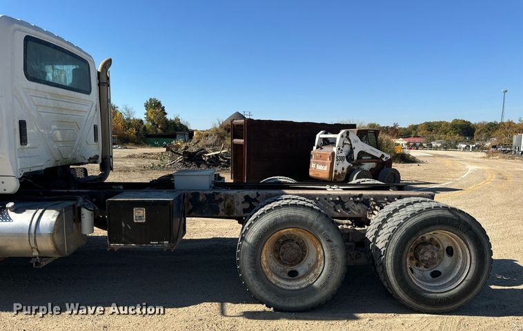 image for item EH7123 2006 International 7600 truck cab and chassis