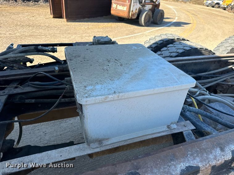 image for item EH7123 2006 International 7600 truck cab and chassis