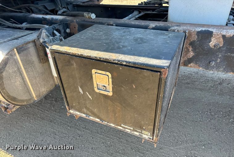 image for item EH7123 2006 International 7600 truck cab and chassis