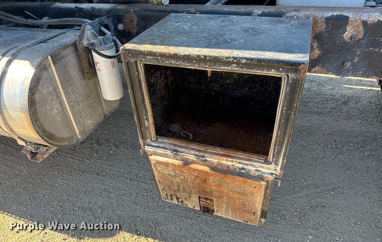 image for item EH7123 2006 International 7600 truck cab and chassis