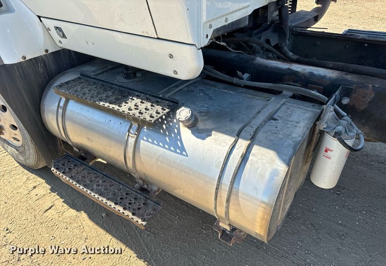 image for item EH7123 2006 International 7600 truck cab and chassis