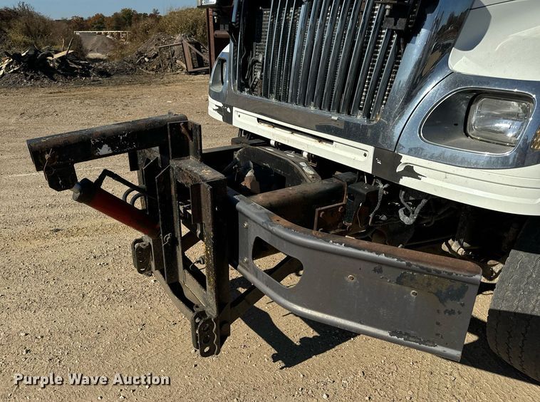 image for item EH7123 2006 International 7600 truck cab and chassis