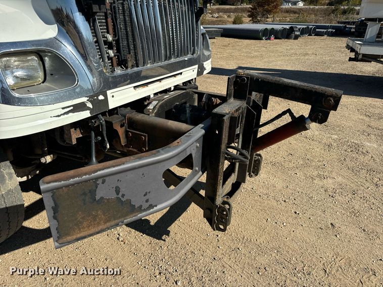 image for item EH7123 2006 International 7600 truck cab and chassis