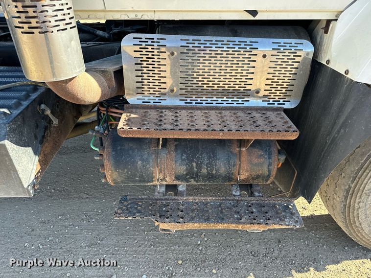 image for item EH7123 2006 International 7600 truck cab and chassis