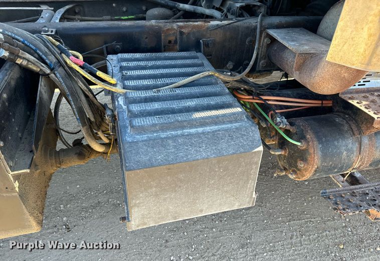 image for item EH7123 2006 International 7600 truck cab and chassis