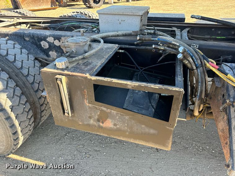 image for item EH7123 2006 International 7600 truck cab and chassis