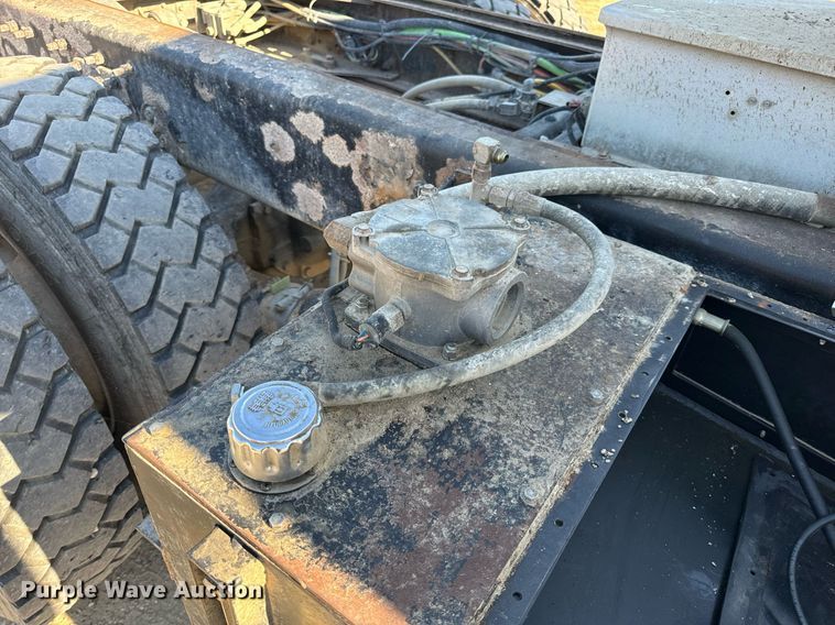 image for item EH7123 2006 International 7600 truck cab and chassis