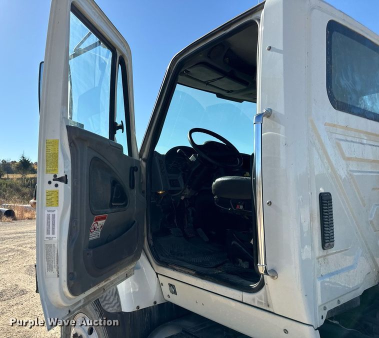 image for item EH7123 2006 International 7600 truck cab and chassis