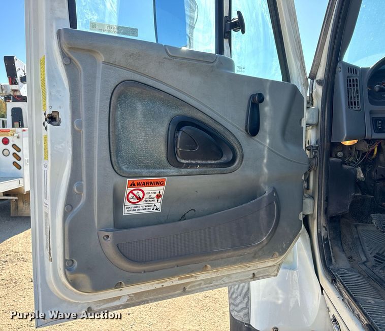 image for item EH7123 2006 International 7600 truck cab and chassis