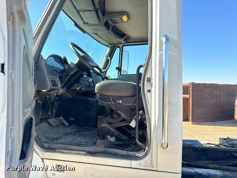 image for item EH7123 2006 International 7600 truck cab and chassis