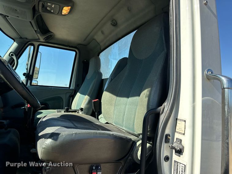 image for item EH7123 2006 International 7600 truck cab and chassis