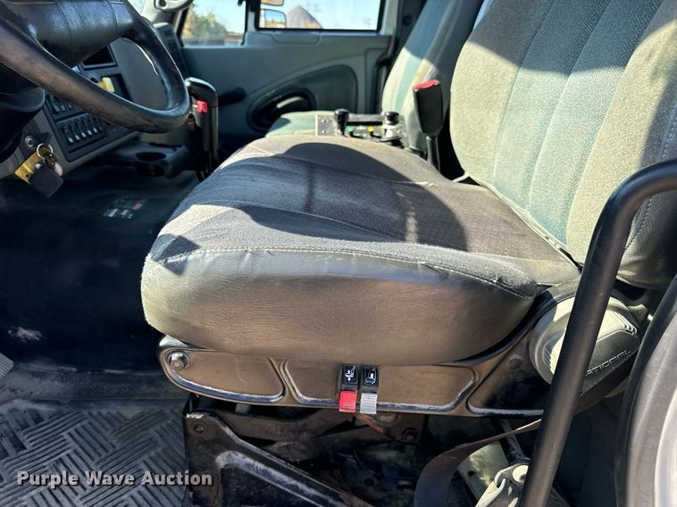 image for item EH7123 2006 International 7600 truck cab and chassis