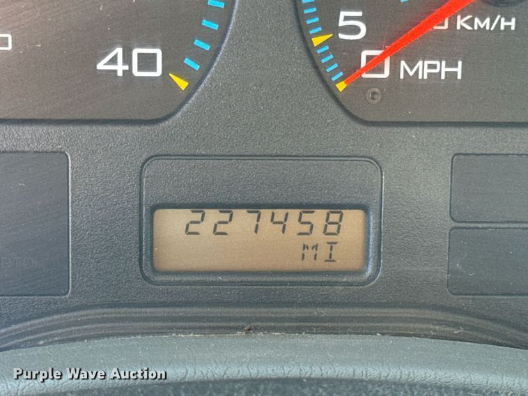 image for item EH7123 2006 International 7600 truck cab and chassis