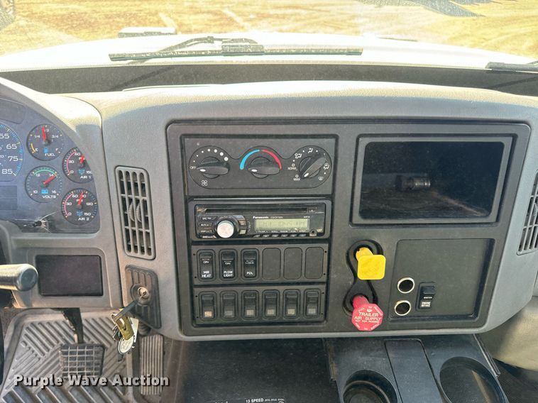 image for item EH7123 2006 International 7600 truck cab and chassis