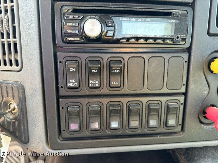 image for item EH7123 2006 International 7600 truck cab and chassis