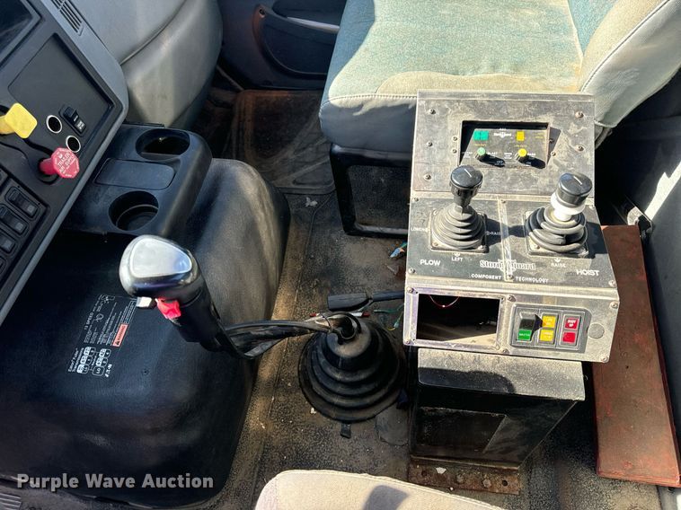 image for item EH7123 2006 International 7600 truck cab and chassis