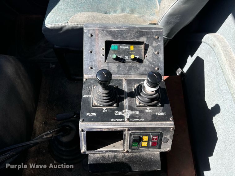 image for item EH7123 2006 International 7600 truck cab and chassis