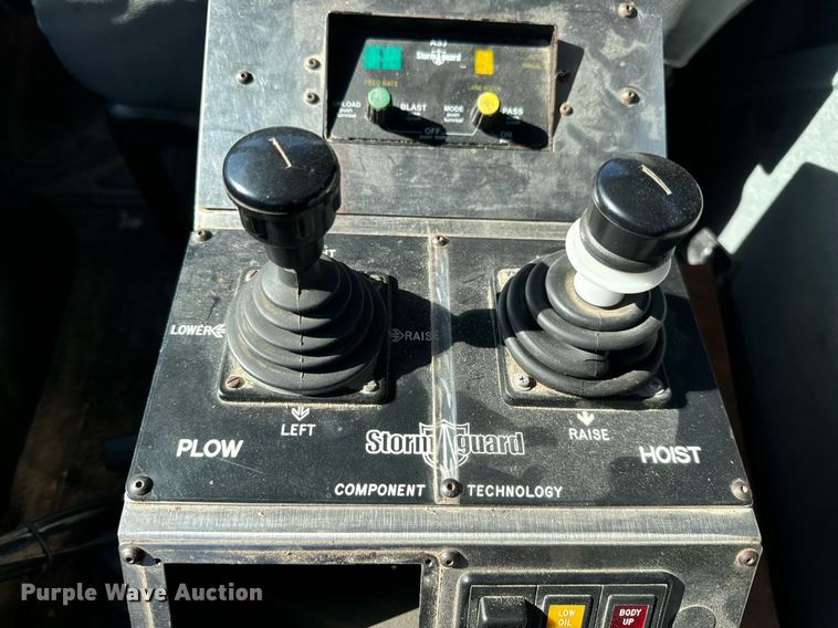 image for item EH7123 2006 International 7600 truck cab and chassis