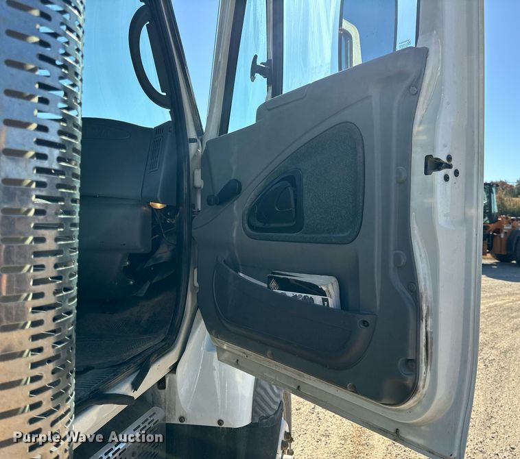 image for item EH7123 2006 International 7600 truck cab and chassis