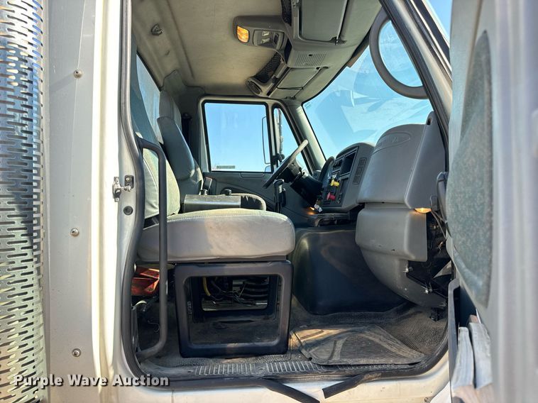 image for item EH7123 2006 International 7600 truck cab and chassis