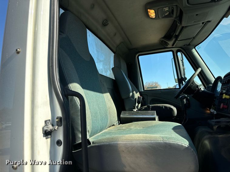 image for item EH7123 2006 International 7600 truck cab and chassis