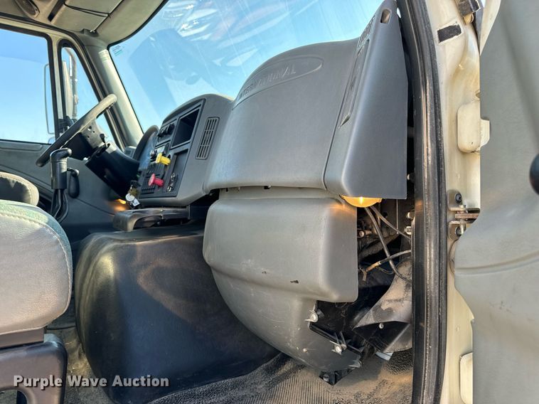 image for item EH7123 2006 International 7600 truck cab and chassis