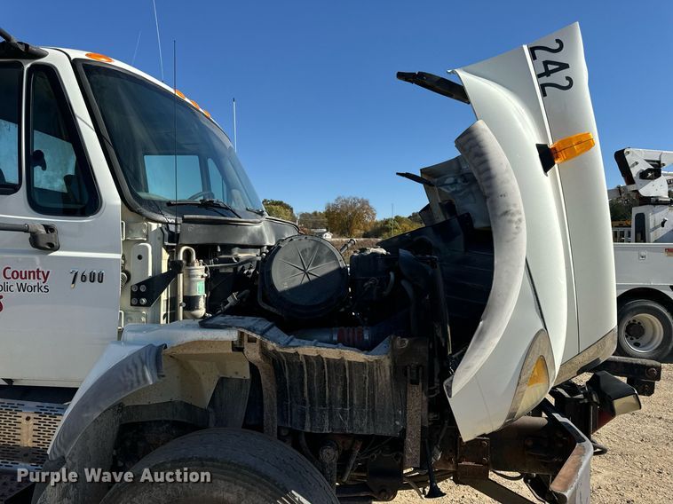 image for item EH7123 2006 International 7600 truck cab and chassis