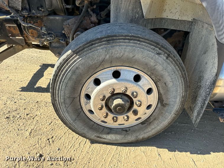 image for item EH7123 2006 International 7600 truck cab and chassis