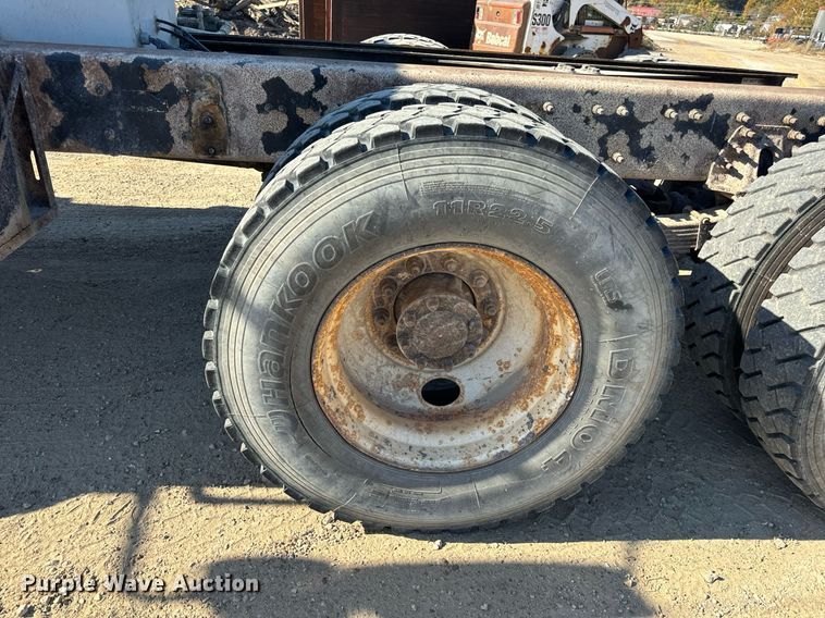 image for item EH7123 2006 International 7600 truck cab and chassis