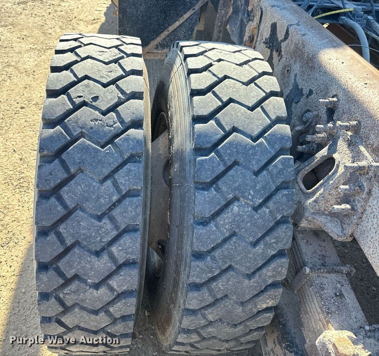 image for item EH7123 2006 International 7600 truck cab and chassis