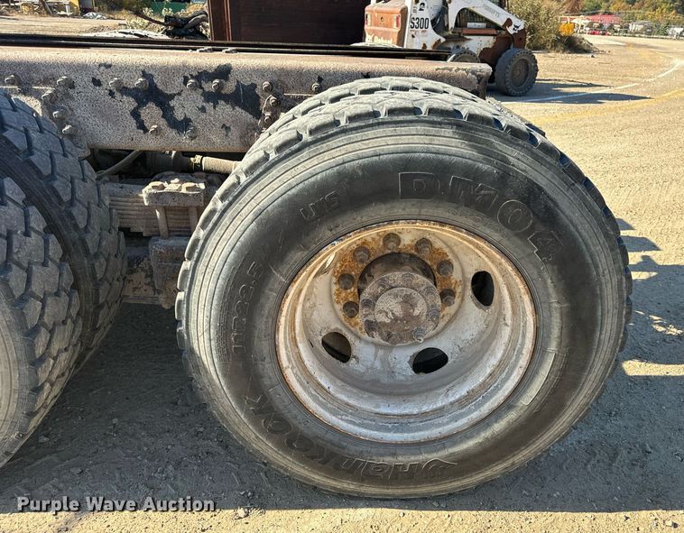 image for item EH7123 2006 International 7600 truck cab and chassis