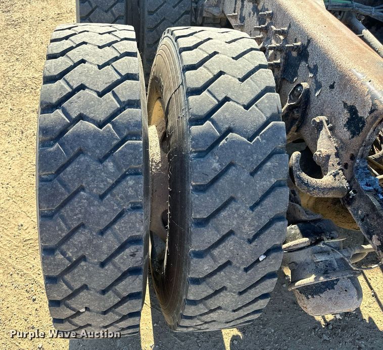 image for item EH7123 2006 International 7600 truck cab and chassis