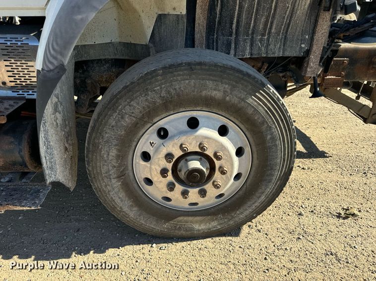 image for item EH7123 2006 International 7600 truck cab and chassis