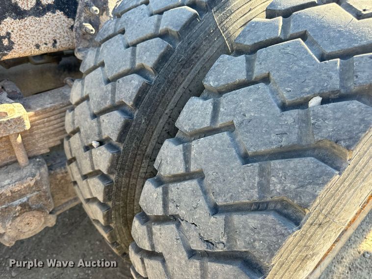 image for item EH7123 2006 International 7600 truck cab and chassis