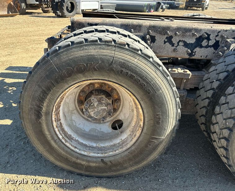 image for item EH7123 2006 International 7600 truck cab and chassis