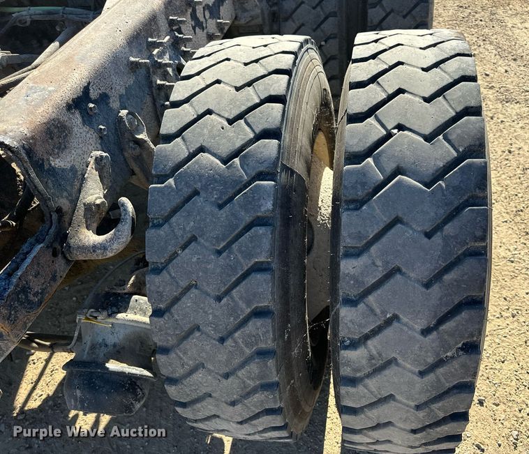 image for item EH7123 2006 International 7600 truck cab and chassis