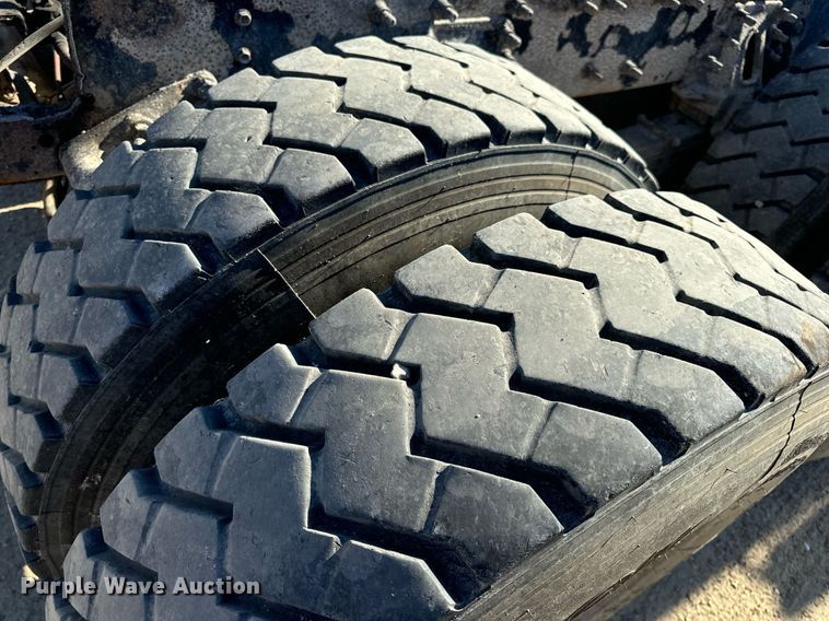 image for item EH7123 2006 International 7600 truck cab and chassis