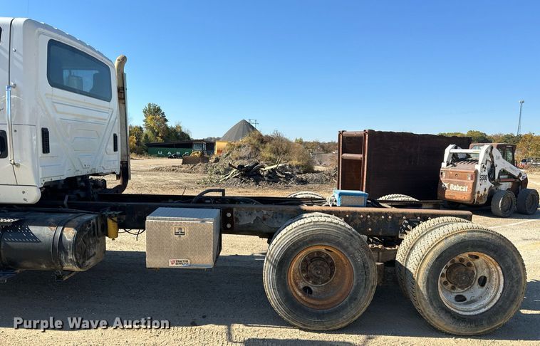 image for item EH7124 2008 International  7600 WorkStar truck cab and chassis