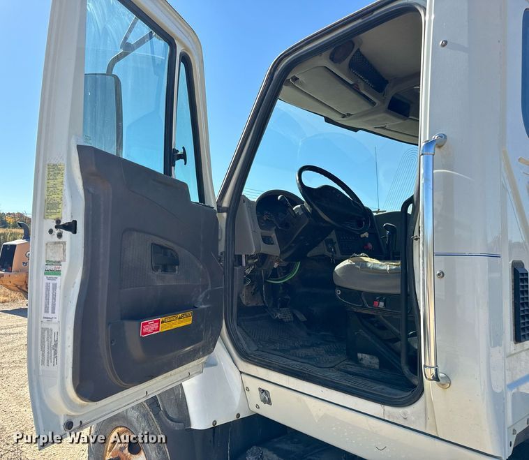 image for item EH7124 2008 International  7600 WorkStar truck cab and chassis