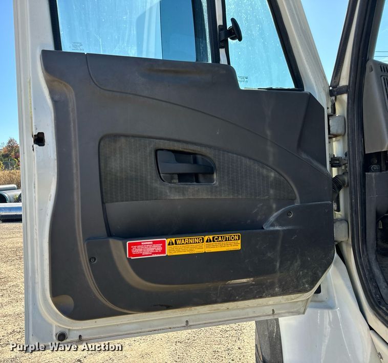 image for item EH7124 2008 International  7600 WorkStar truck cab and chassis